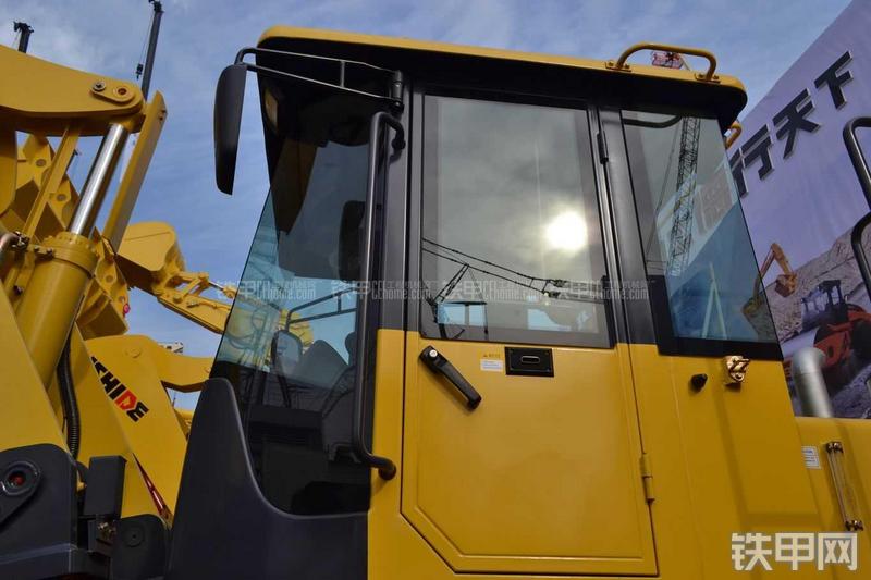 力士德CL938-2装载机局部