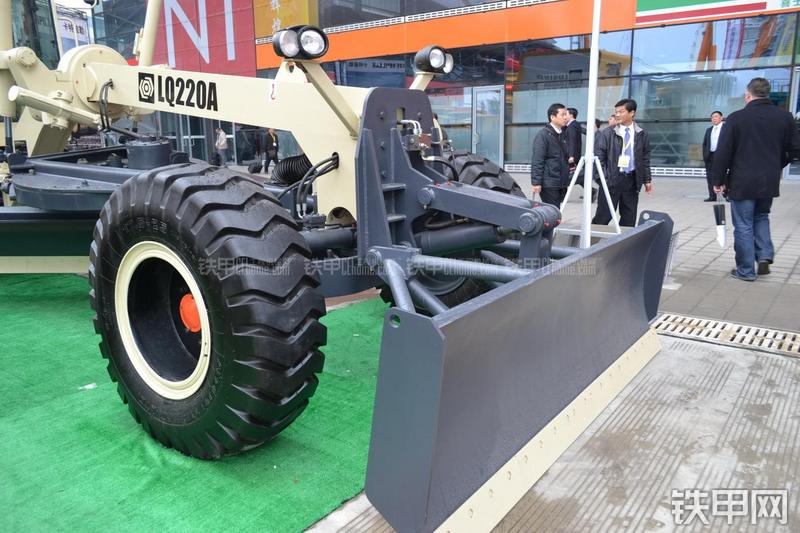 鲁青LQ220A平地机局部