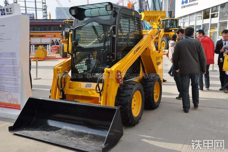 厦工S08V滑移装载机整机外观