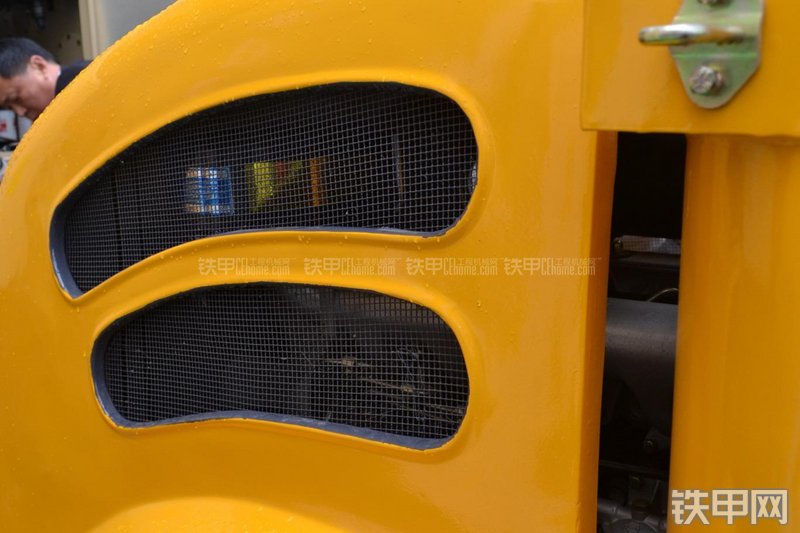 鲁青LQ915C装载机局部