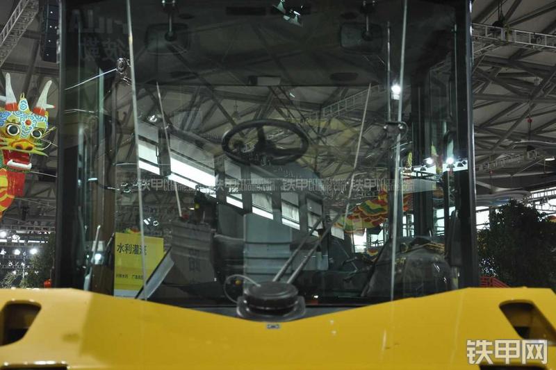 卡特彼勒CB564D压路机整机外观