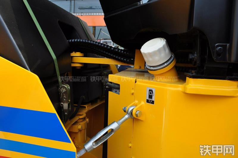 厦工XG612D压路机局部