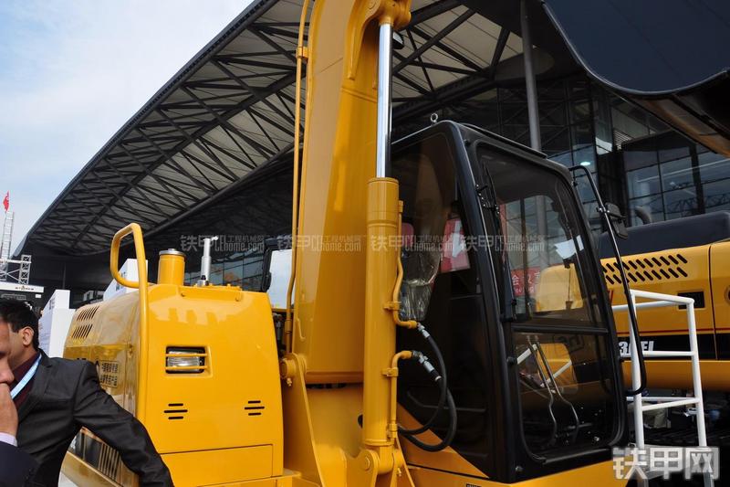 厦工XG809E挖掘机局部