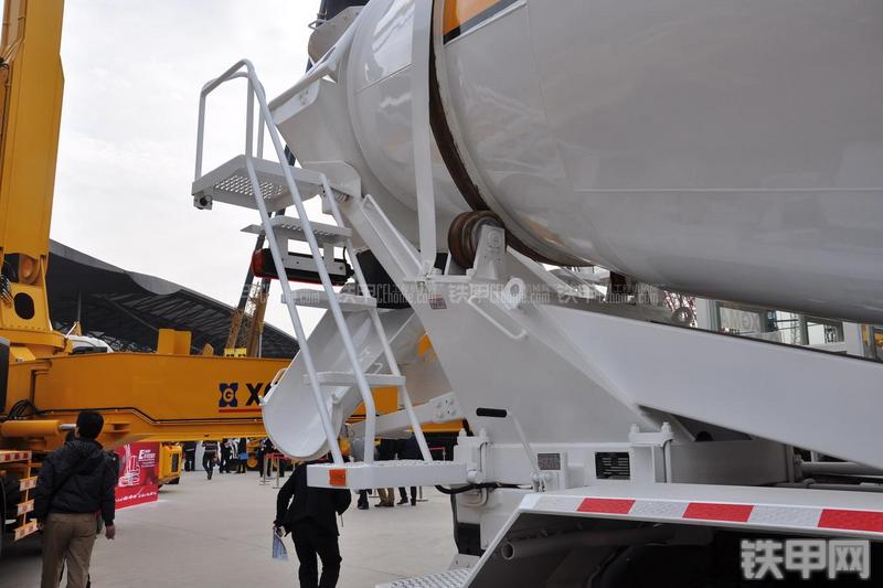 厦工XXG5311GJBHW搅拌运输车局部