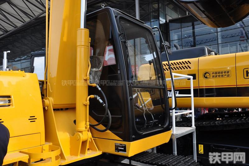 厦工XG809E挖掘机局部