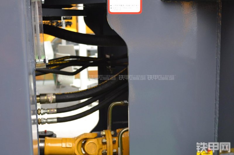 鲁青LQ968装载机局部