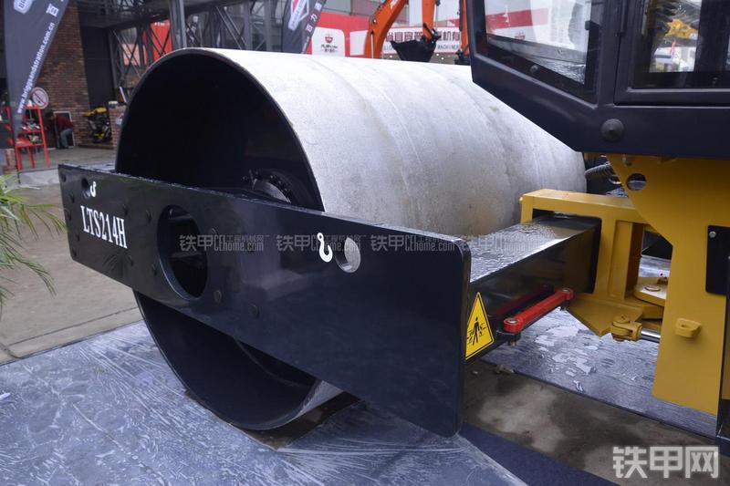 洛阳路通LTS214H全液压压路机局部