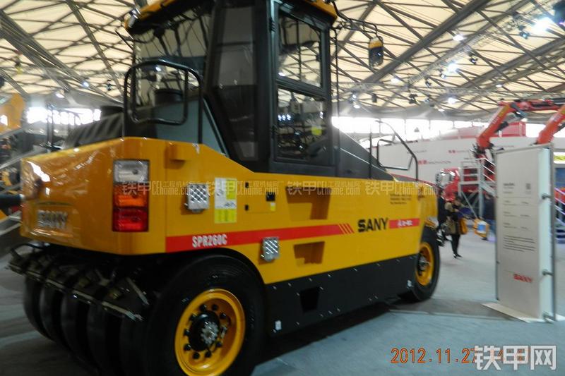 三一重工SPR260C压路机整机外观