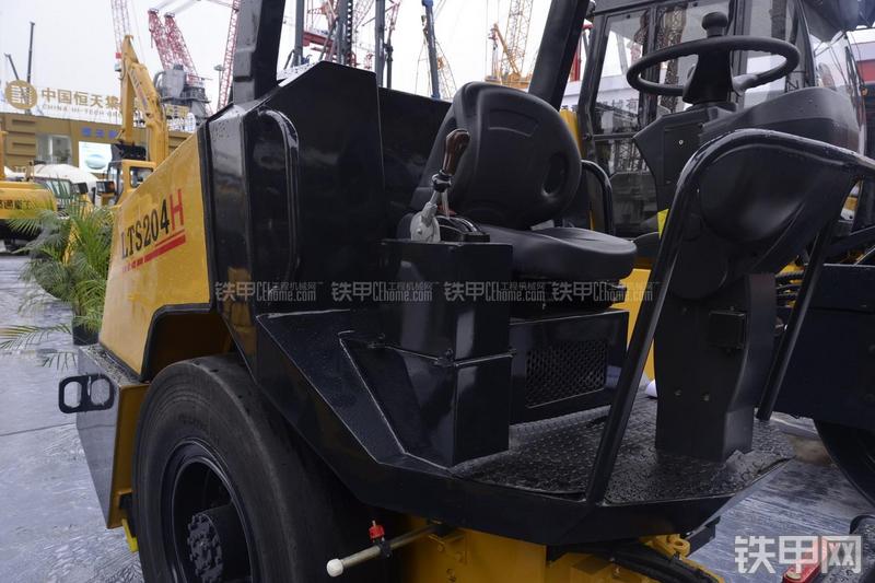 洛阳路通LTS204H压路机局部