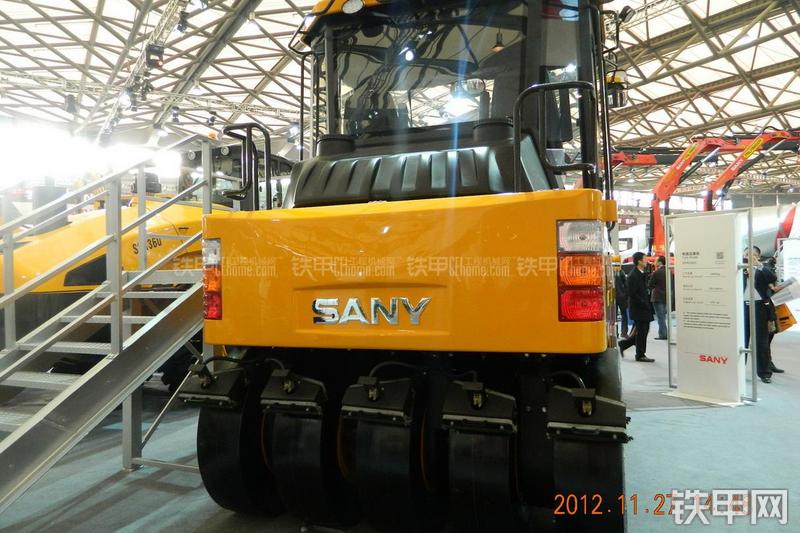 三一重工SPR260C压路机局部