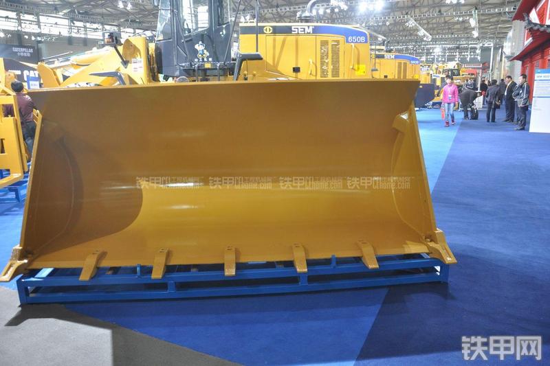 山工SEM650B装载机局部