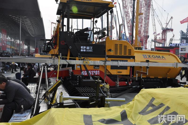 厦工XG151201沥青摊铺机整机外观