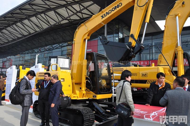 厦工XG809E挖掘机整机外观