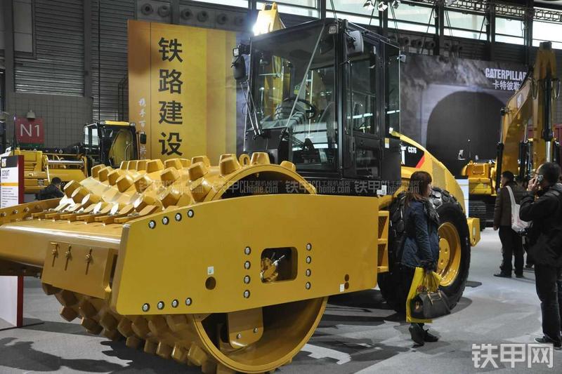 卡特彼勒CS76XT压路机整机外观