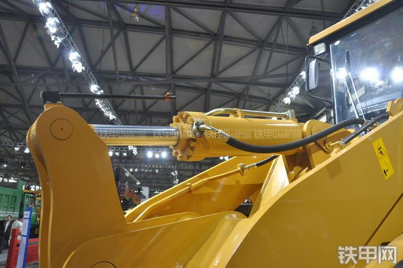 山工SEM650B装载机局部