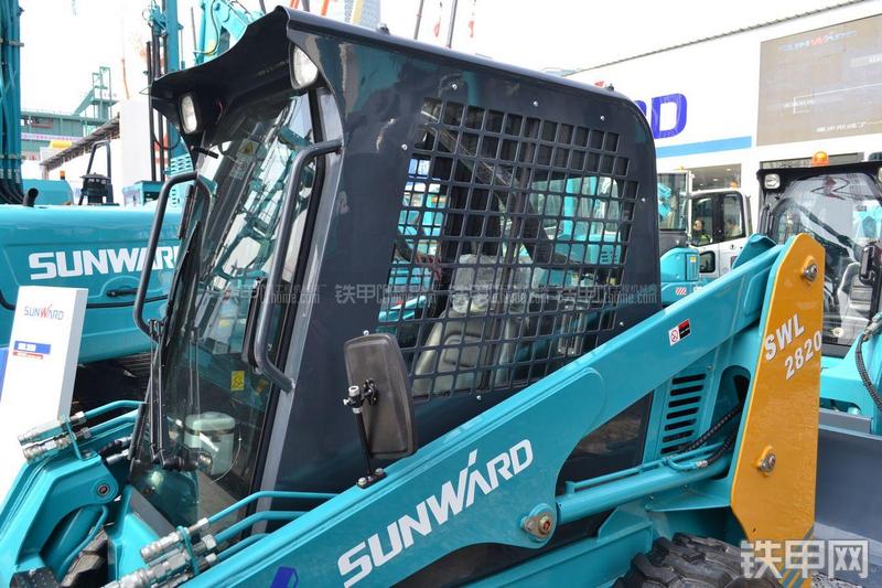 山河智能SWL2820滑移装载机局部