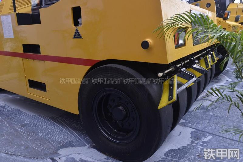 洛阳路通LTP2030H压路机局部