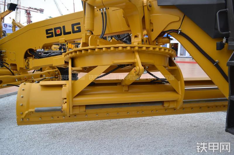 山东临工LGG8190平地机局部