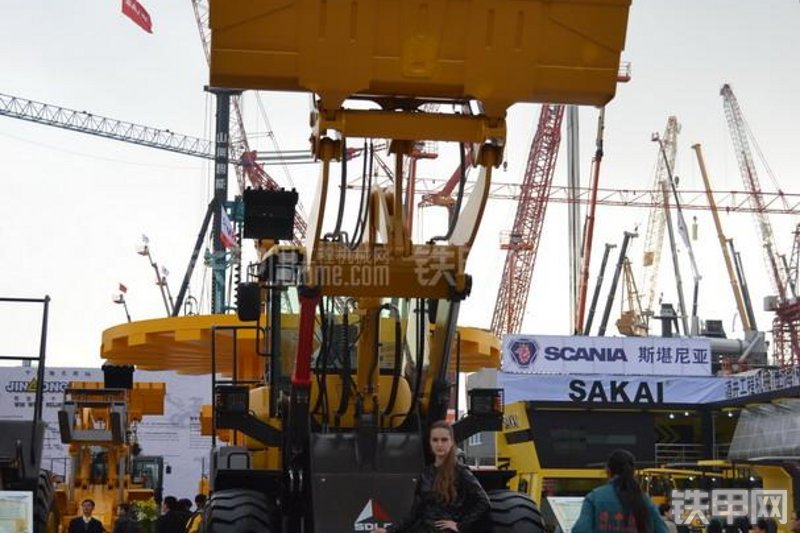 山东临工LG938L装载机局部