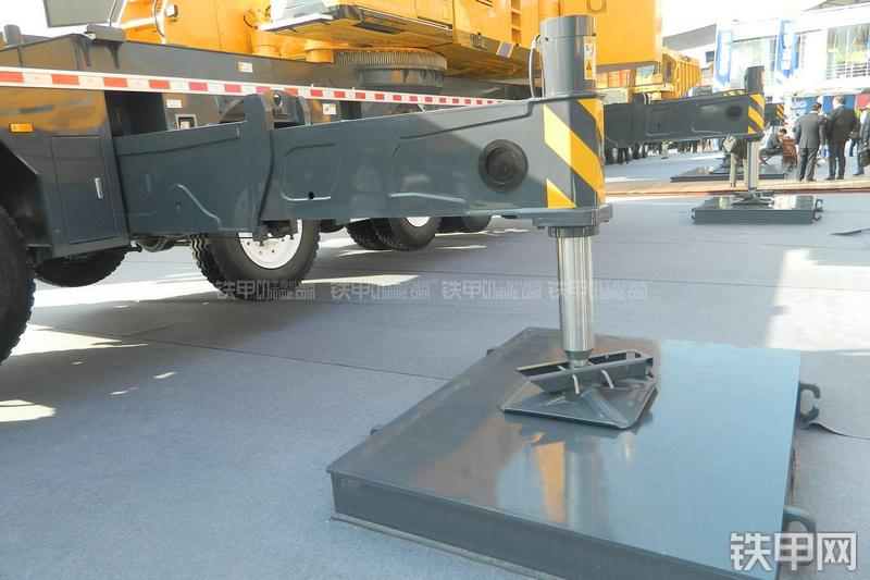 徐工XCT220起重机局部