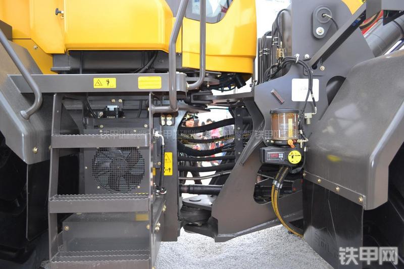 山东临工LG989装载机局部