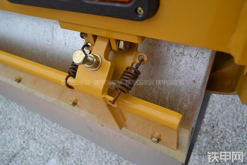 山东临工LGD812H压路机局部