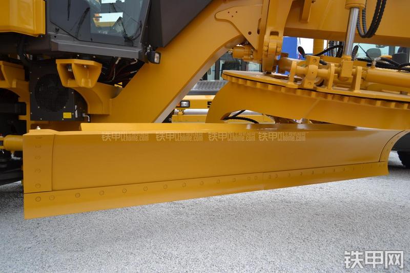 山东临工LGG8190平地机局部