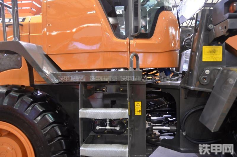 英轩重工YX635装载机展会( )