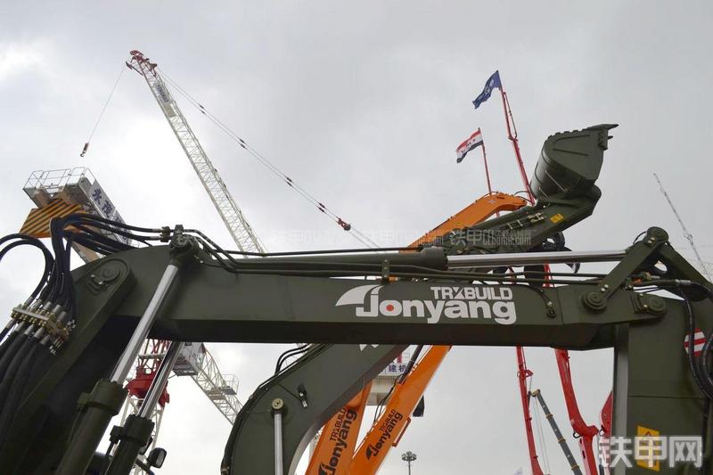 詹阳重工GJW111高速挖掘机局部