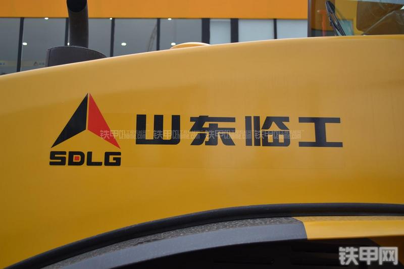 山东临工LGS812H压路机局部