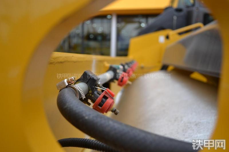 山东临工LGD812H压路机局部