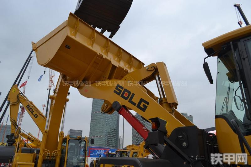 山东临工LG989装载机局部