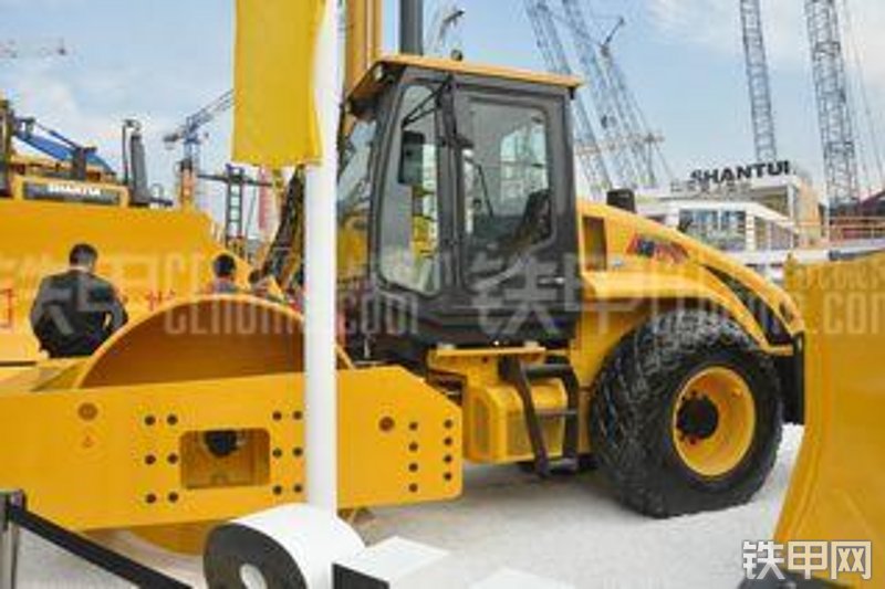 山推SR12-5压路机局部