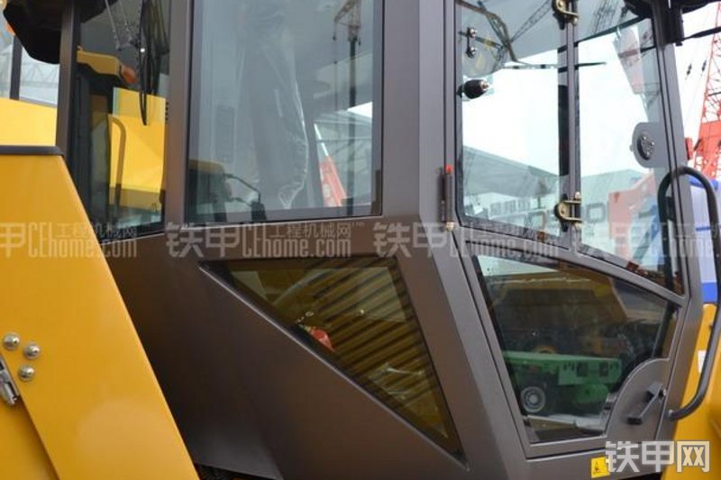 山东临工LGD812H压路机局部