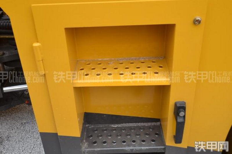 山东临工LGD812H压路机局部