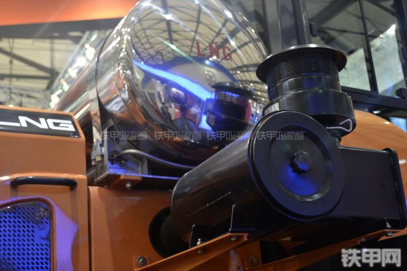 英轩重工YX655-LNG装载机局部