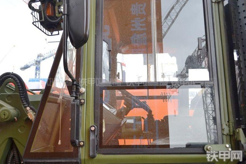 詹阳重工GDG130多用工程车挖掘装载机局部