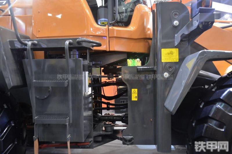 英轩重工YX667装载机局部