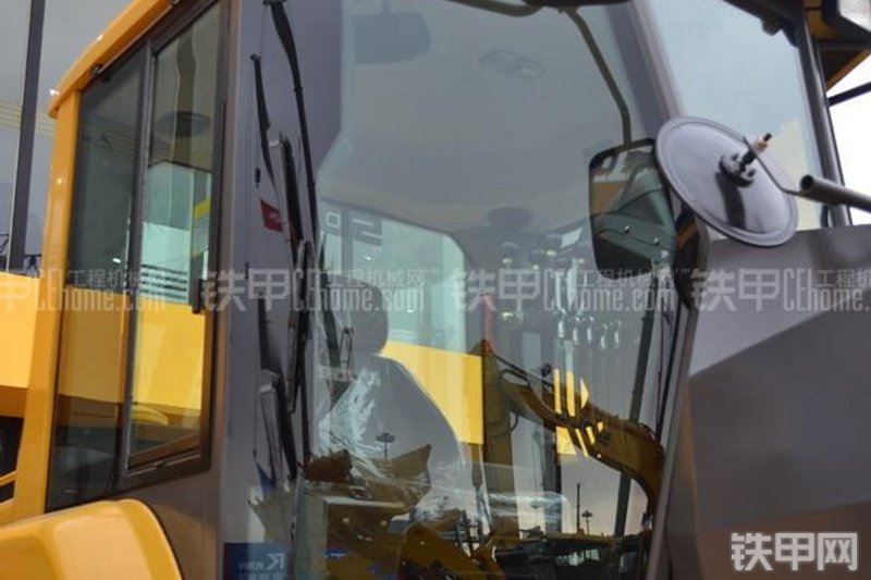 山东临工LGG8190平地机局部