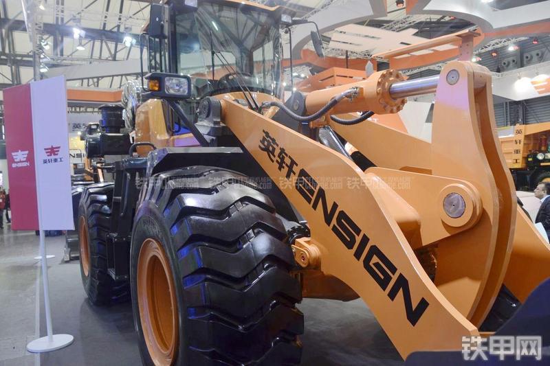 英轩重工YX655-LNG装载机整机外观