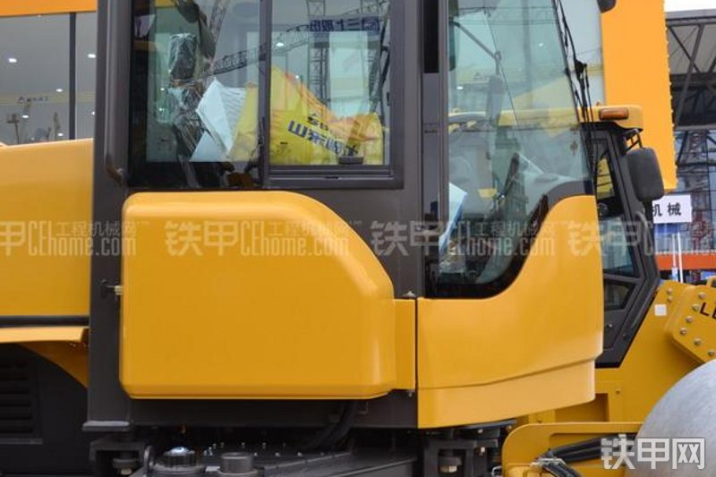 山东临工LGS812H压路机局部