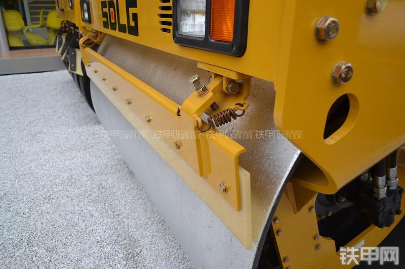 山东临工LGD812H压路机局部