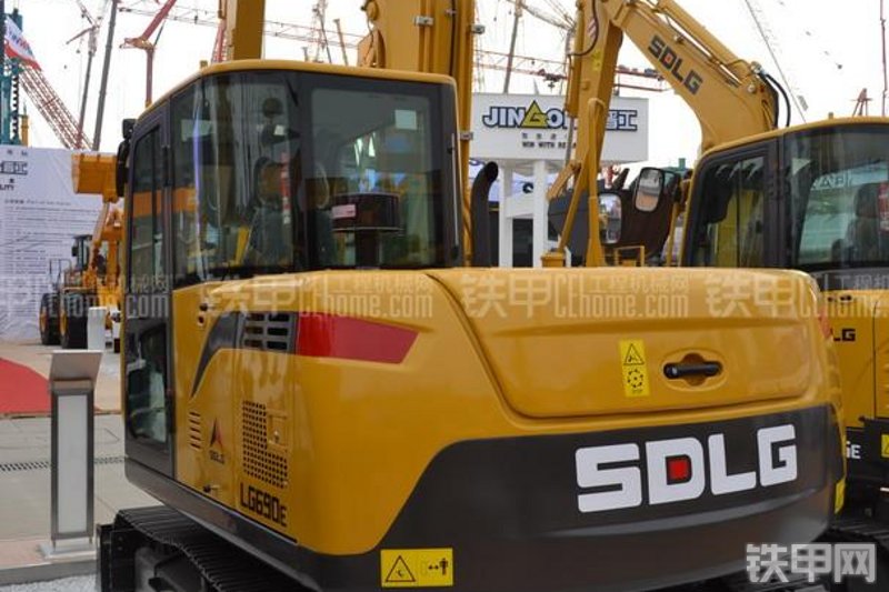 山东临工LG690E挖掘机整机外观