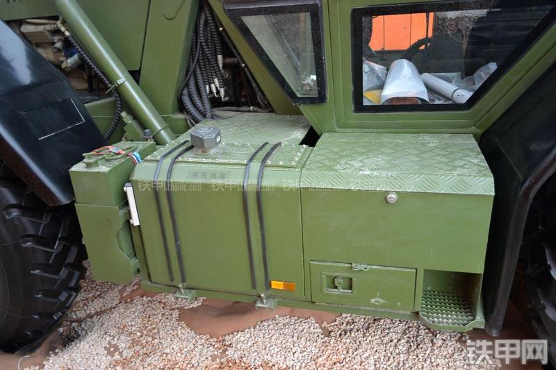 詹阳重工GDG130多用工程车挖掘装载机局部