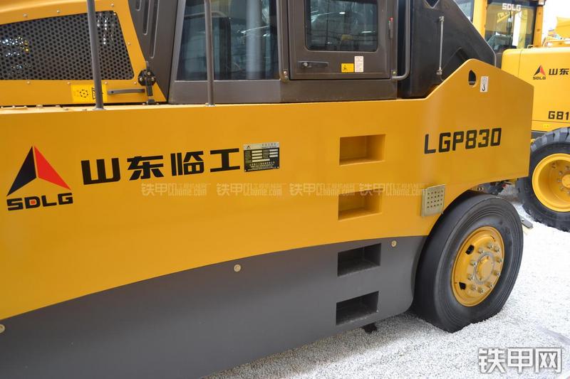 山东临工LGP830压路机局部