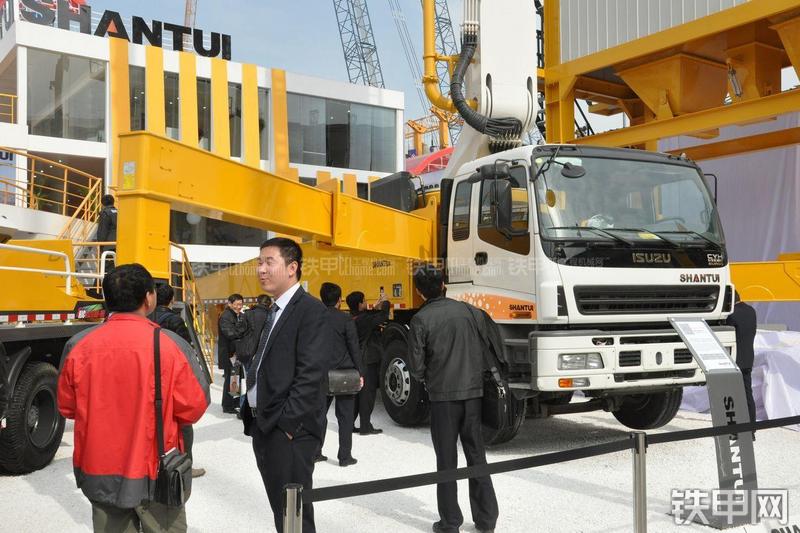 山推HJC5410THB-56五十铃泵车局部