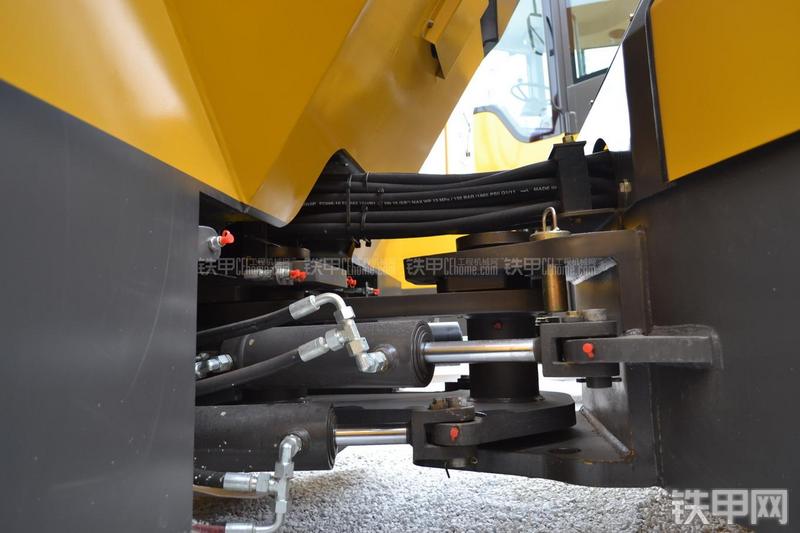 山东临工LGD812H压路机局部