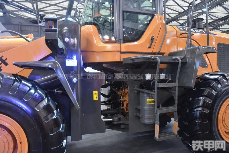 英轩重工YX667装载机局部