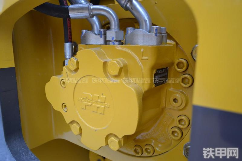 山东临工LGS812H压路机局部