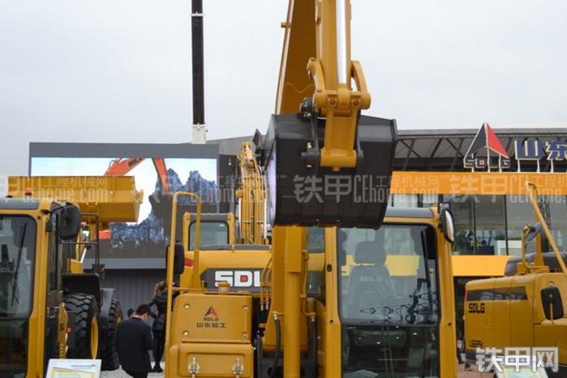 山东临工LG690E挖掘机整机外观